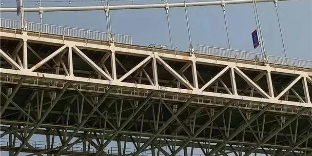 重慶大巴墜江怪防護欄桿？設(shè)計、施工企業(yè)表示“這個鍋不背”！