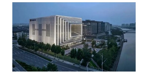 河南盧森堡中心“時(shí)空之窗”——龍湖國際中心建成，設(shè)計(jì)布局呈“回字型”